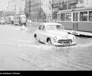 Warszawa zniknęła pod wodą! Zalane ulice i chodniki. Co tam się działo! Archiwalne zdjęcia z lat 60.