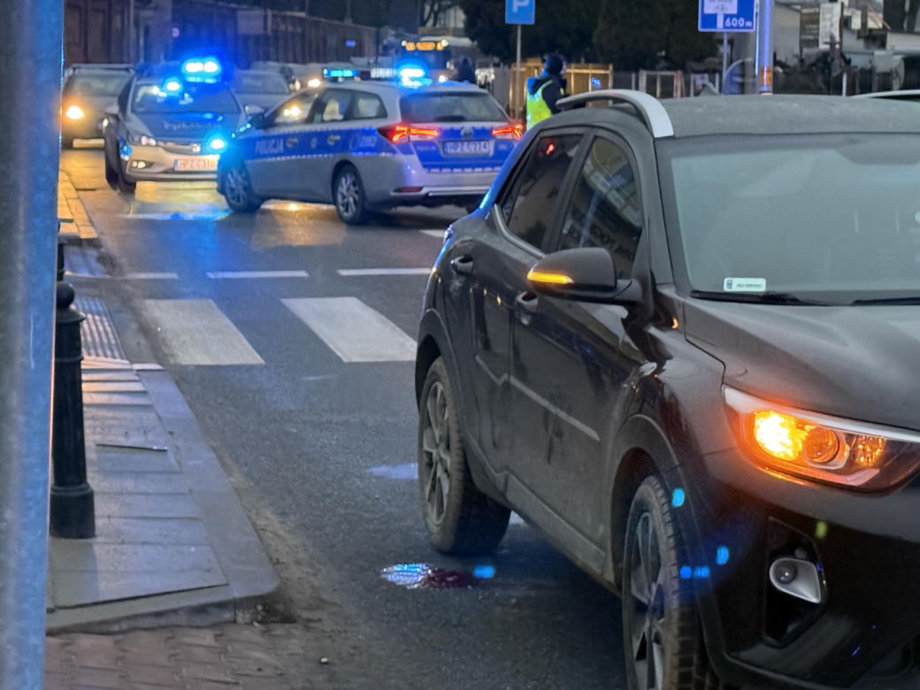 Potrącona 87-latka na przejściu na Targówku. Kobieta była uwięziona pod samochodem