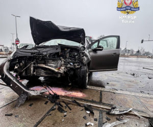 Trzy osoby w szpitalu po zderzeniu dwóch osobówek. Poważny wypadek w Toruniu