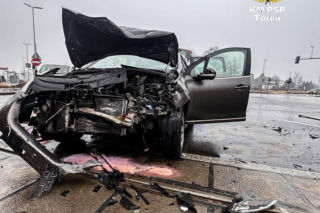 Trzy osoby w szpitalu po zderzeniu dwóch osobówek. Poważny wypadek w Toruniu