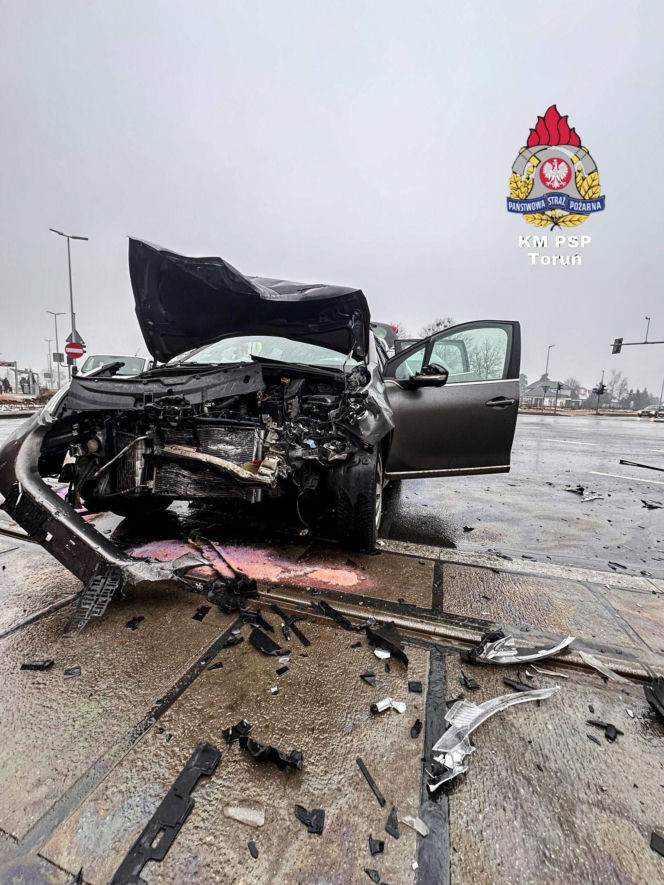 Trzy osoby w szpitalu po zderzeniu dwóch osobówek. Poważny wypadek w Toruniu