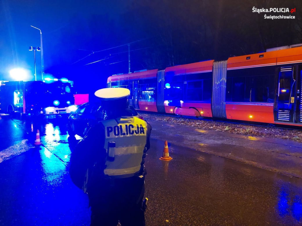 Bus nie miał szans z tramwajem. Zginął kierowca Volkswagena