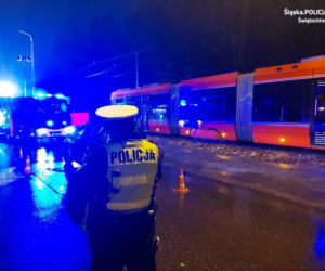 Bus nie miał szans z tramwajem. Zginął kierowca Volkswagena
