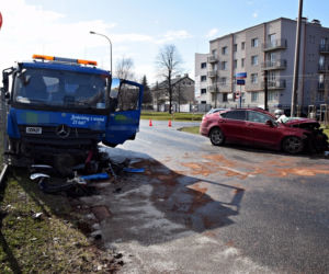 Czołowe zderzenie osobówki z ciężarówką