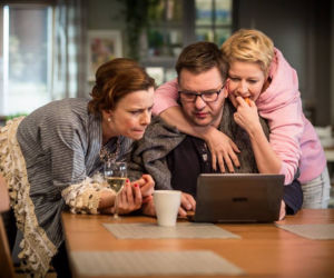 Rodzinka.pl 7 sezon. Marysia (Agata Kulesza), Ludwik (Tomasz Karolak), Natalia (Małgorzata Kożuchowska)