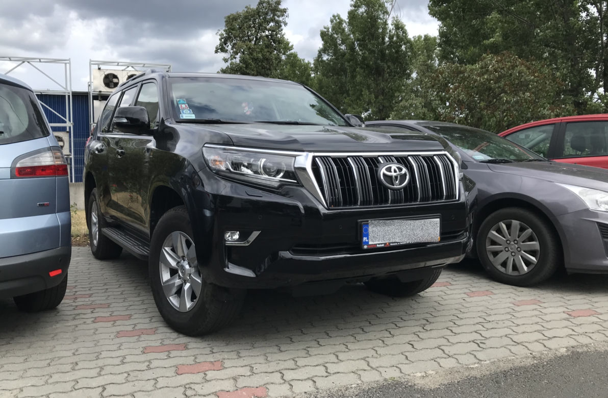 Mikołaj Roznerski jeździ Toyotą Land Cruiser