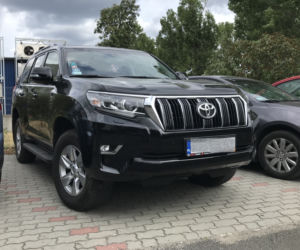 Mikołaj Roznerski jeździ Toyotą Land Cruiser