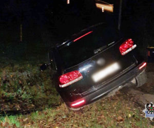 Volkswagen Touareg utknął w rowie. Za kierownicą pijany 51-latek