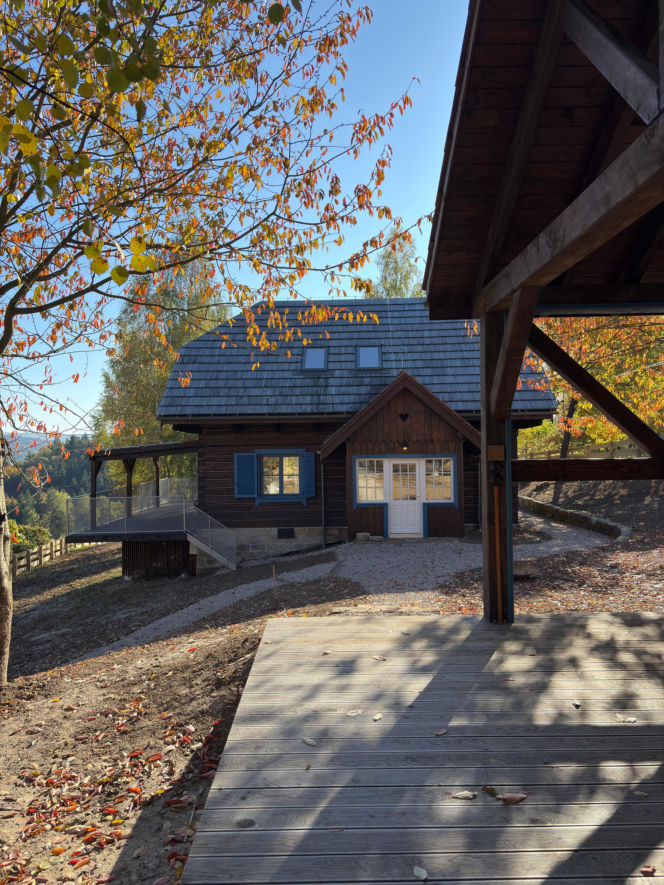 Remont drewnianej chaty w Tropiu (woj. małopolskie)