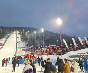 Tłumy kibiców pod Wielką Krokwią w Zakopanem