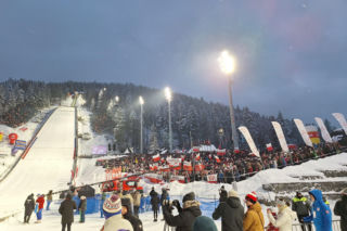 Tłumy kibiców pod Wielką Krokwią w Zakopanem