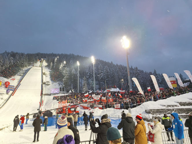 Tłumy kibiców pod Wielką Krokwią w Zakopanem