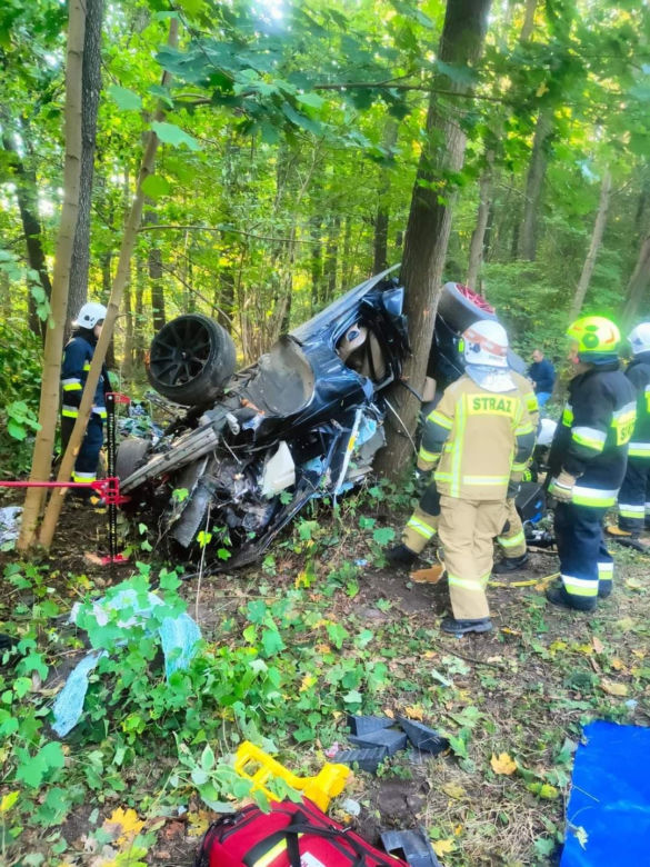 BMW owinęło się wokół drzewa, kierowcę z wraku wydobyli strażacy