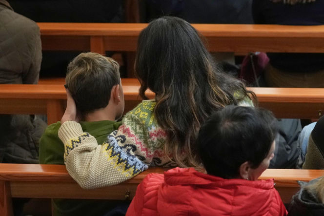 Szwajcaria. Śmiertelny pożar w kurorcie Crans-Montana. Ludzie modlą się za zmarłych i przynoszą kwiaty [ZDJĘCIA].