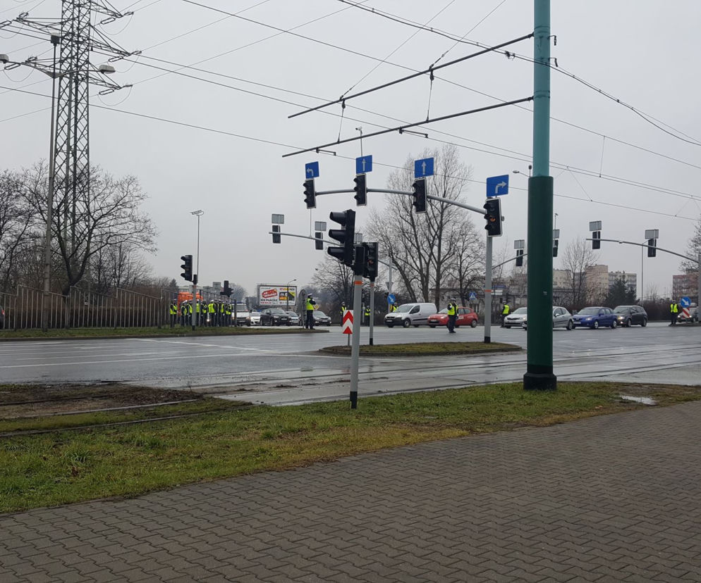 Nieopierzeni policjanci sterują ruchem w Chorzowie [ZDJĘCIA]