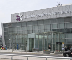 Utknęli w palarni na warszawskim lotnisku. Mieli lecieć do Londynu, wrócili do domu