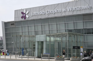 Utknęli w palarni na warszawskim lotnisku. Mieli lecieć do Londynu, wrócili do domu