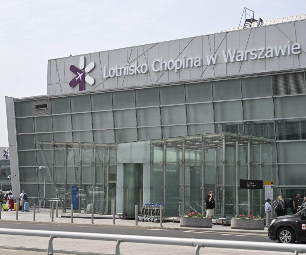 Utknęli w palarni na warszawskim lotnisku. Mieli lecieć do Londynu, wrócili do domu