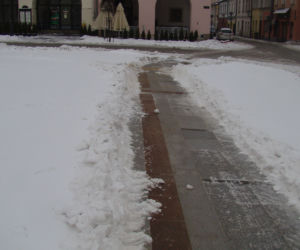 Rynek w Tarnowie pod śniegiem. W akcji pługopiaskarka MPGK