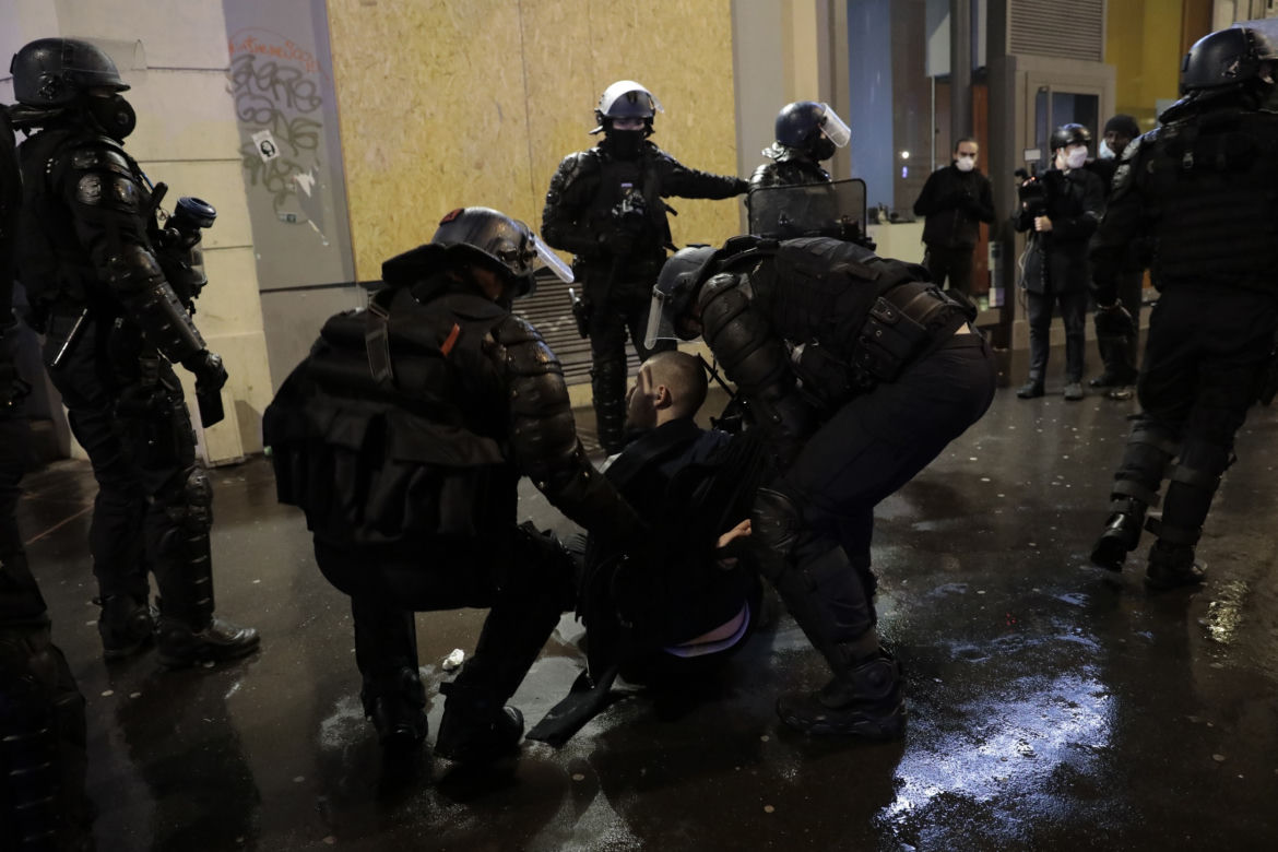 Francja płonie! Wielki atak na policję, dziesiątki rannych