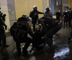 Francja płonie! Wielki atak na policję, dziesiątki rannych
