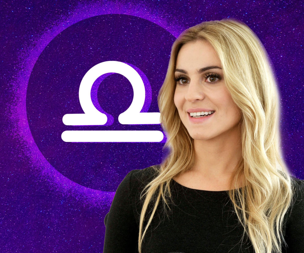 Uśmiechnięta Kasia Tusk na tle gwieździstego nieba z symbolem zodiakalnej Wagi. O horoskopie gwiazdy przeczytasz na SE.