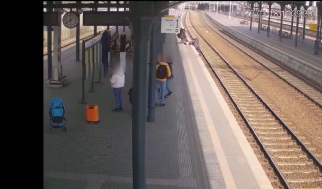 Groza na gdańskim dworcu! Spadł na torowisko, mógł skończyć tragicznie. Jest nagranie