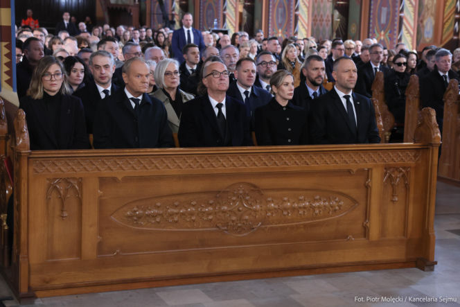 Poruszająca scena w kościele. Nawrocki podszedł do ojca Łukasza Litewki