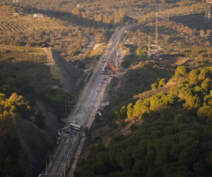 Czwarta katastrofa kolejowa w Hiszpanii! Pociąg uderzył w dźwig