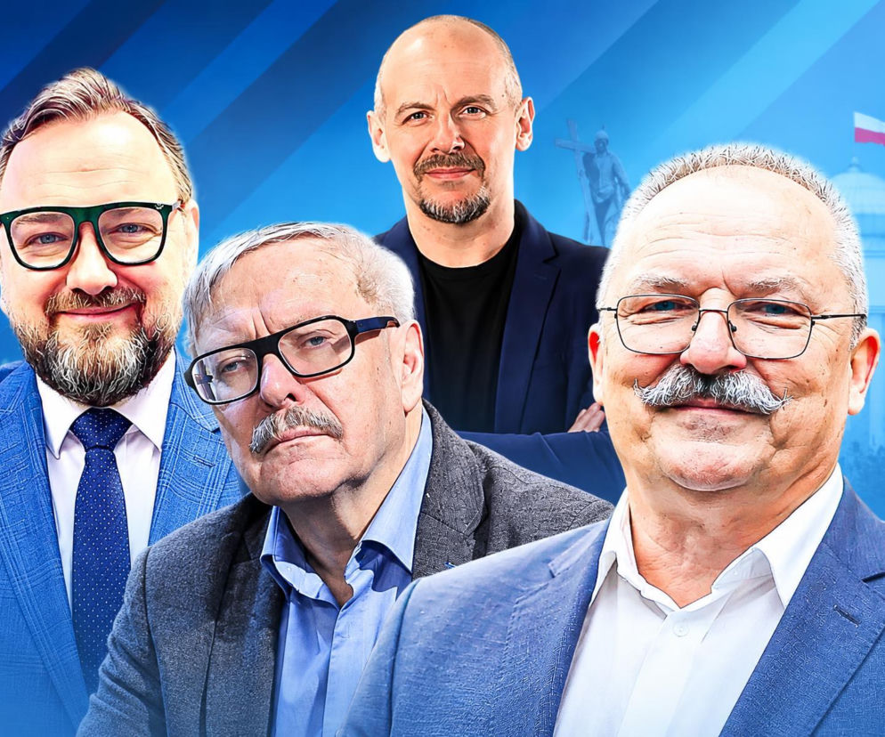 Czterech komentatorów programu Poranny Ring na tle budynku z polską flagą. O kulisach sprawy przeczytasz na SE Polityka.