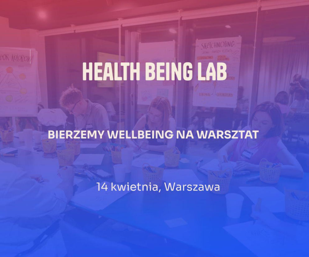 Uczestnicy warsztatów Health Being Lab, którzy pochylają się nad zagadnieniami wellbeing w pracy, widoczni przy stołach z notatkami. Wydarzenie, którego patronem jest Poradnik Zdrowie, poświęcone jest zdrowiu psychicznemu i fizycznemu pracowników.