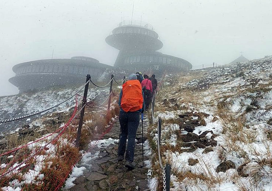 Śnieżka w śniegu. We wrześniu spadł pierwszy śnieg