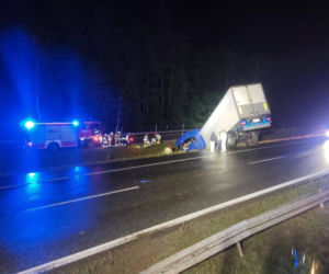 Ciężarówka przebiła bariery na S7 w Skarżysku-Kamiennej. Pojazd wpadł do rowu