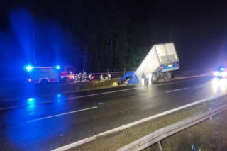 Ciężarówka przebiła bariery na S7 w Skarżysku-Kamiennej. Pojazd wpadł do rowu