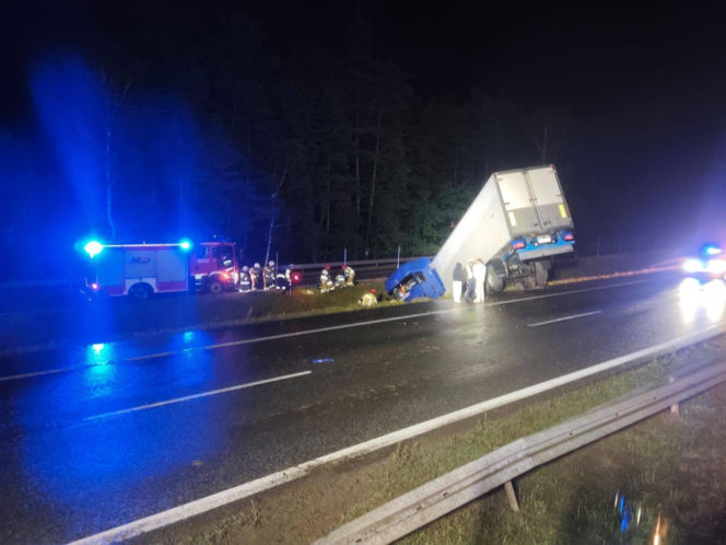 Ciężarówka przebiła bariery na S7 w Skarżysku-Kamiennej. Pojazd wpadł do rowu