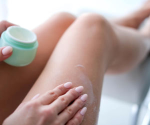 Czerwone prążki na ciele? Masz mało czasu. Sprawdź, co naprawdę działa na rozstępy