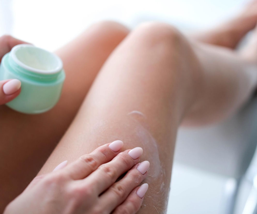 Czerwone prążki na ciele? Masz mało czasu. Sprawdź, co naprawdę działa na rozstępy