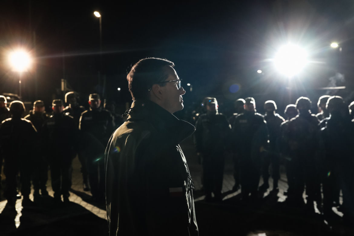 Premier Mateusz Morawiecki na granicy polsko-białoruskiej w Krynkach spotkał się z żołnierzami
