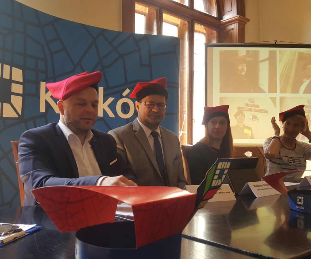 Zachęcają do noszenia czapki Krakuski