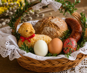Wielkanoc 2026. Jajka do święconki w skorupkach czy obrane? Rozstrzygamy to raz na zawsze