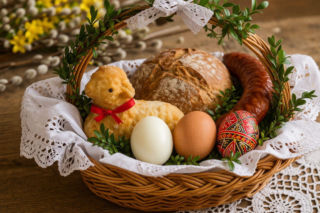 Co włożyć do koszyczka wielkanocnego? Zapomniany produkt chroni przed nieszczęściem