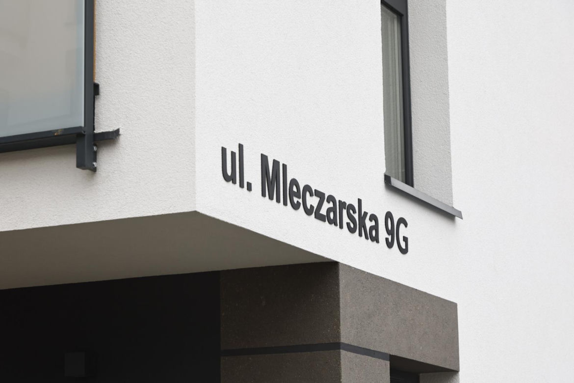 Warszawa, format: Deweloper postawił domy na Mleczarskiej. Cofnięto mu pozwolenie na budowę