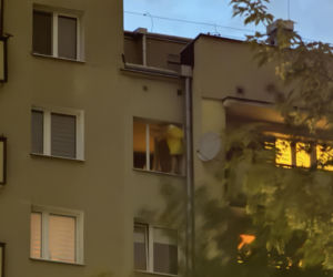 Dramatyczna akcja służb w Warszawie. Mężczyzna po 19 godzinach zszedł z parapetu