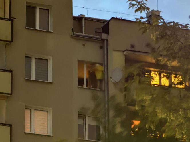 Dramatyczna akcja służb w Warszawie. Mężczyzna po 19 godzinach zszedł z parapetu