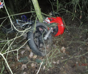Tragiczny wypadek młodego motocyklisty. Stracił kontrolę i uderzył w drzewo