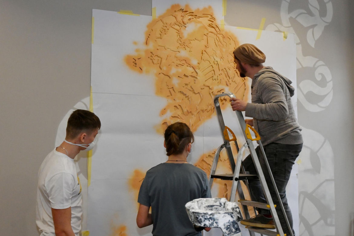 Uczniowie ZSP nr 1 stworzyli mural na ścianach szkoły. Grafika przedstawia patrona placówki