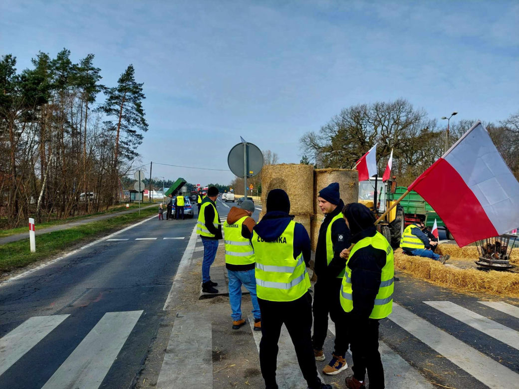 Totalna blokada DK 80 pod Bydgoszczą. Duże utrudnienia dla kierowców. Rolnicy ustawili barykadę, palą drewno, organizują pogrzeb [ZDJĘCIA]