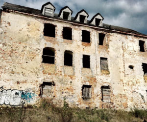 Ruiny zamku w Ełku. Tajemnicze miejsce na półwyspie robi wrażenie [ZDJĘCIA]