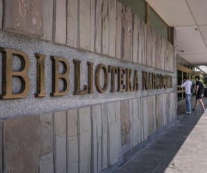 Biblioteka Narodowa pokazuje relikt powstania warszawskiego. Ta książka ocalała z ogromnego pożaru