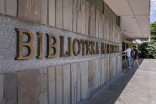 Biblioteka Narodowa pokazuje relikt powstania warszawskiego. Ta książka ocalała z ogromnego pożaru